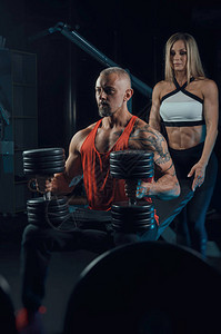 强壮的肌肉男在健身房训练图片