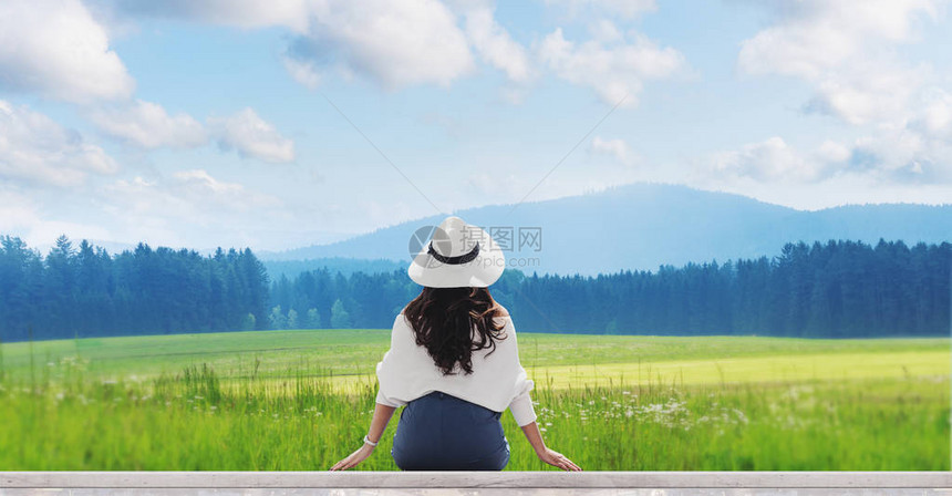 穿着白帽子和衣服有夏月风景有森林山区蓝天空和白云图片