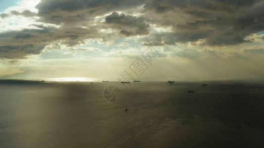 从马尼拉湾上方的日落时图片