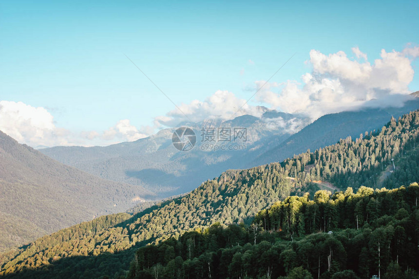 蓝色天空有大云雾的山峰景色很美索奇克拉图片