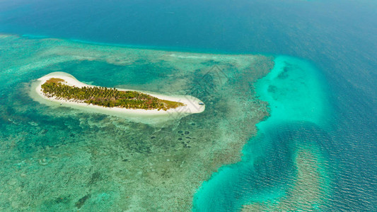 环礁上的热带岛屿高清图片
