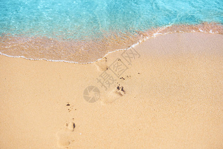 蓝色水柔软的金沙还有沙子上图片