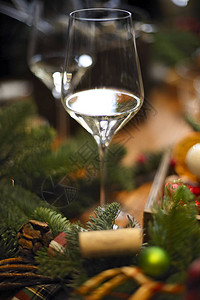 传统圣诞餐桌布置木桌上的圣诞装饰背景图片