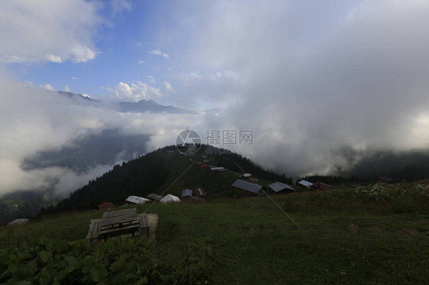 土耳其黑海地区里兹Pokot高原的村庄房图片