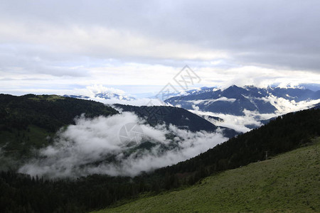 达拉曼土耳其覆盖土耳其东北部Rize地区Gito高原的木屋和背景