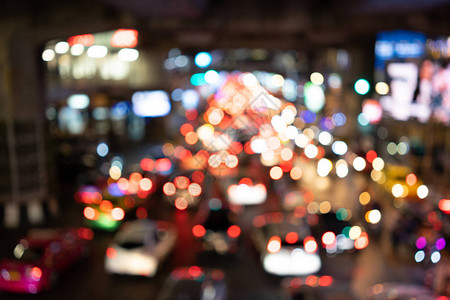 夜间来自汽车的散景灯在马路中间反射汽车尾灯适合用作媒图片