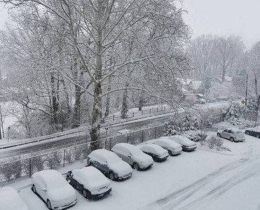 空中观视着一个停车场的景象车在冬季风雪图片