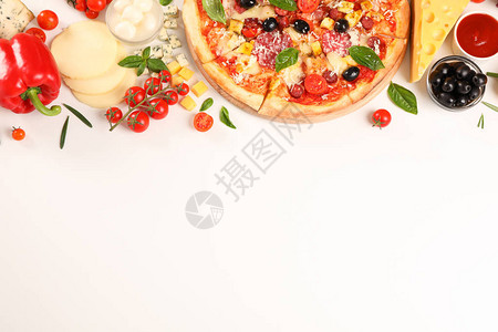 平躺比萨饼和配料蔬菜白色背景中的奶图片