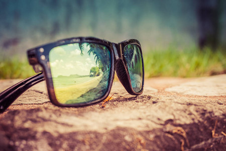时尚太阳镜带镜面片的太阳镜太阳镜中海滩和热带图片