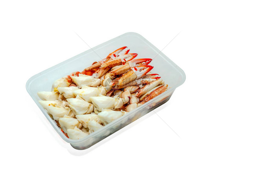 蒸熟的蟹肉装在塑料盒中图片