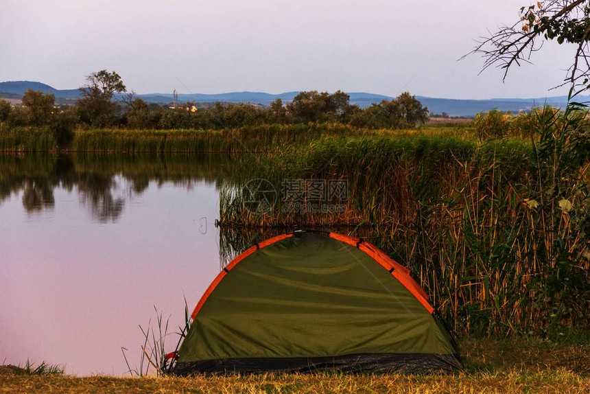 夏日傍晚的湖边帐篷图片