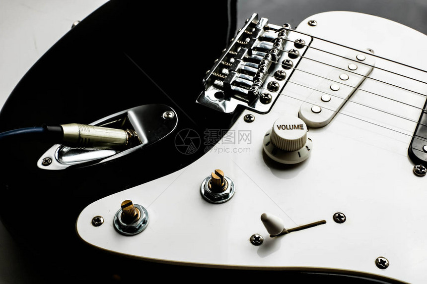 现代电动六弦吉他黑白颜色的一部分图片