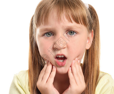 小女孩患白种本底牙图片