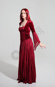 穿着红色中世纪幻想女装的女孩的完整肖像图片