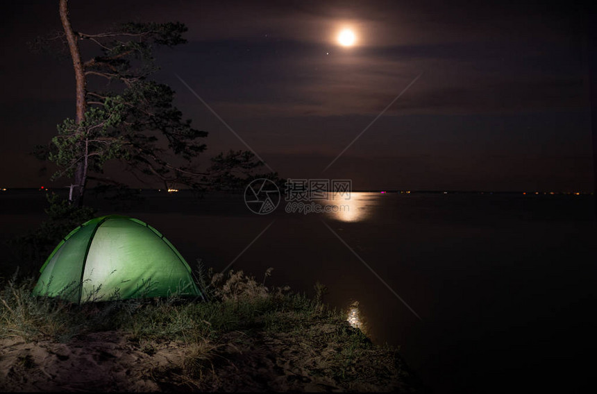 帐篷在满是星的夜空下闪发光图片