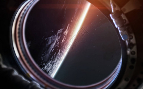 从宇宙飞船舷窗的行星科幻艺术美航空天局提供的这图片