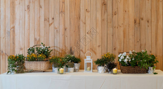 花朵装饰在餐桌长的桌子上在豪华休闲活动里图片