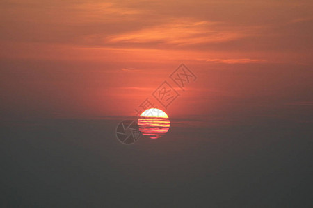 日落回到太阳之影上红橙色天空又回到柔软的夜云和黑图片