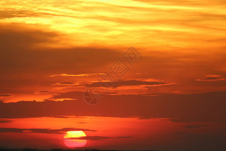红黄天空的日落回到柔图片