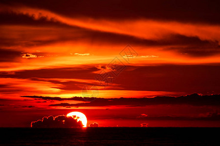 海上和海洋上日落最后的红图片