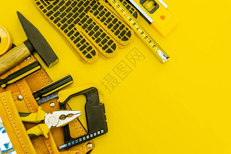 加入者的专业工具及零部件设置在黄色背景上为图片
