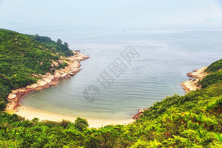 观望着香港长洲岛的一个孤立的海滩和海湾图片