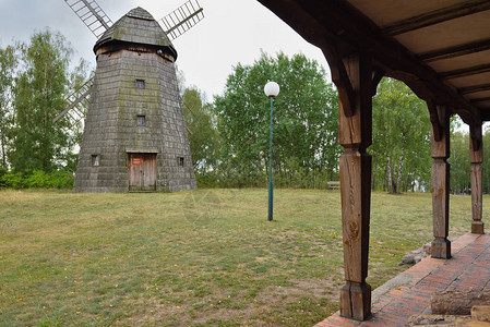 Notec河畔Osiek民俗文化博物馆的老木风车图片