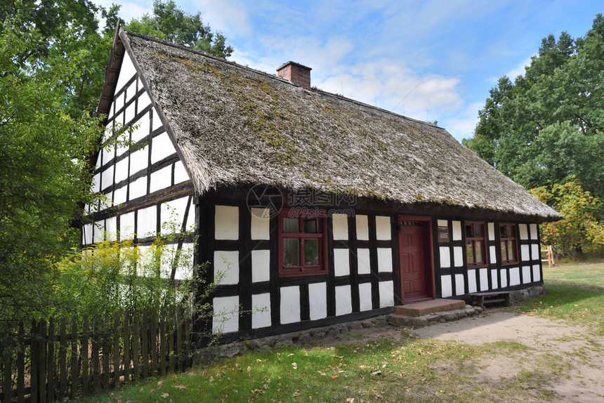 民俗文化博物馆内的茅草屋顶旧粉刷过的房子图片