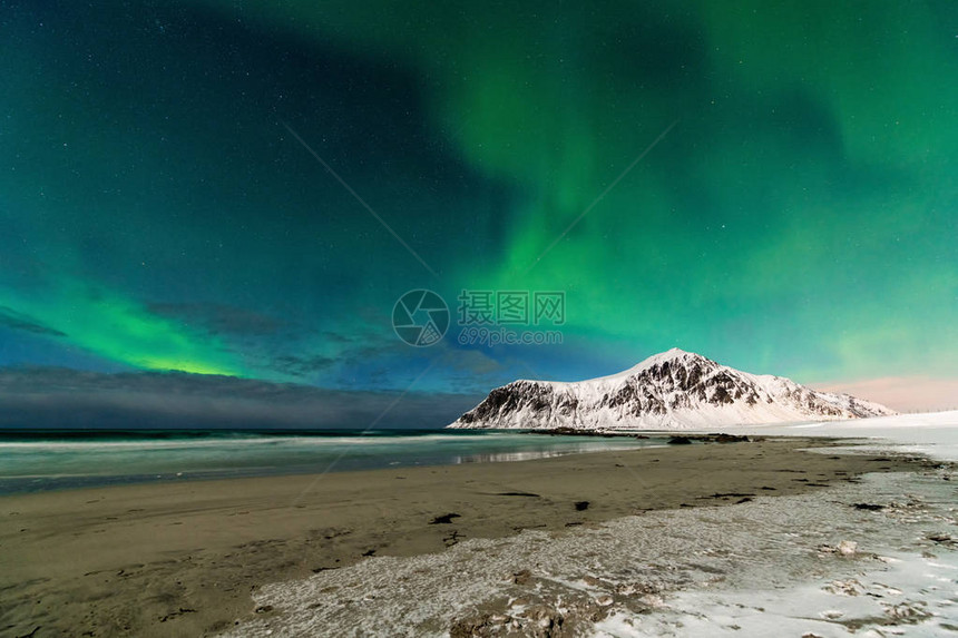 挪威Skagsanden海滩上空的Aurorano图片