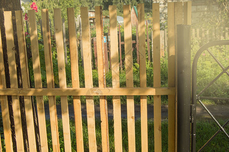 用黑色金属柱子和门花园和菜园栅栏来建造新图片