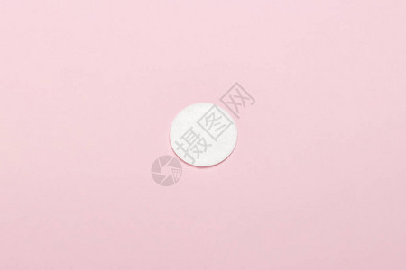粉红色背景的棉花卫生化妆盘化妆和卫生概念平底面图片