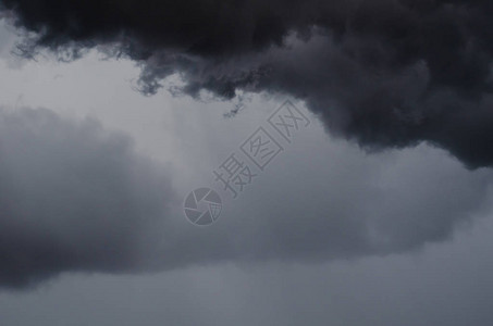 在季风节下雨之前云层从黑暗背景图片