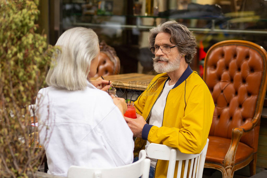 胡子男和妻子一起在街上咖啡厅吃午饭时深思熟虑的图片