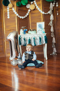 小可爱男孩在一岁生日时拿着糖果图片