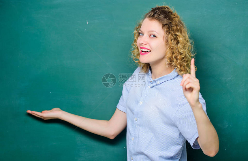 新鲜的想法大学或大学生活黑板上的快乐学生知识日空的黑板信息回到学校女人喜欢学习学校课上的女老图片