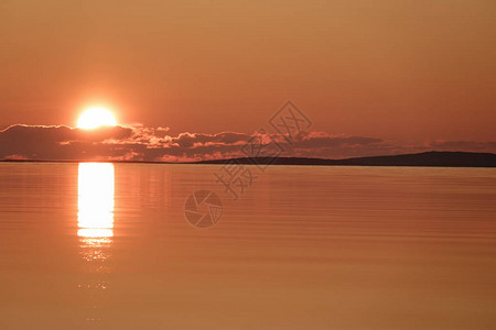 太阳浮在地平线前海面图片