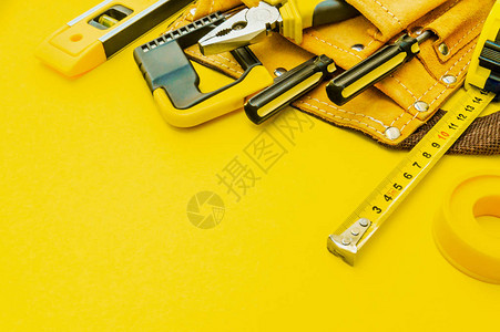 专业建筑师的专业工具设置在黄色背景上为图片
