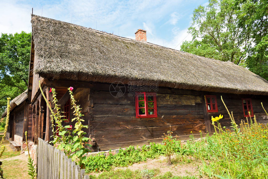 民俗文化博物馆内的茅草屋顶老房子图片
