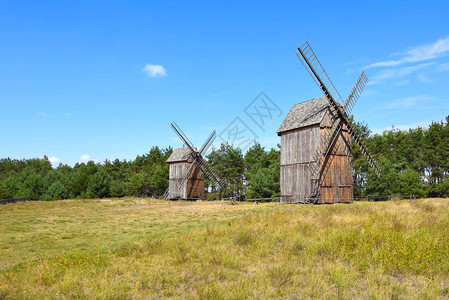 位于Osiek的奥西克民俗文化博物馆古老木制风车图片
