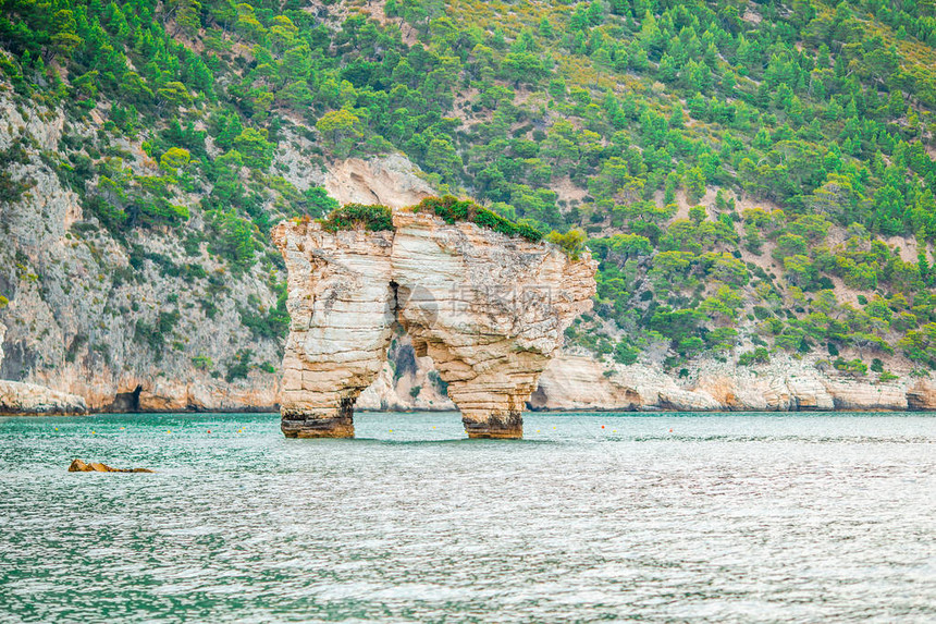 BaiaDelleZagare湾风景如画的小岛FaraglionidiPuglia意大利阿普利亚ViesteGargano梅尔戈图片