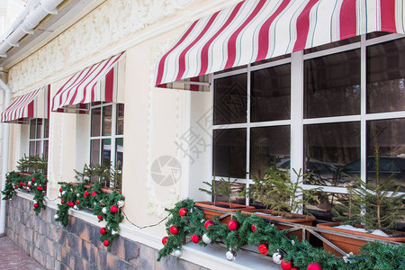 许多闪发光的圣诞树球餐厅咖啡厅窗图片