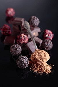 巧克力糖果破碎的巧克力片和勺子图片