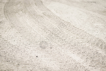 地面上拖拉机轮胎的纹理痕迹图片