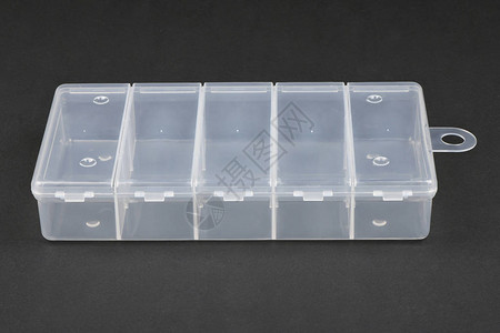 黑色背景的食品塑料盒高清晰度照片图片