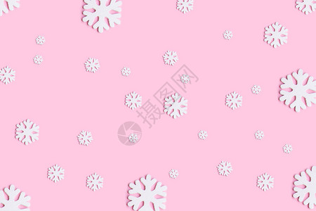粉红色背景的Xmas雪花装饰品装饰假日图片