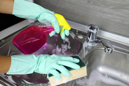 用于洗碗的女肥皂泡沫水槽有泡沫的厨房海螺带有残留泡沫的水槽和搅拌器清洁金属厨房海螺不锈图片
