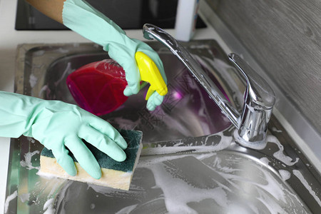 用于洗碗的女手肥皂泡沫水槽有泡沫的厨房海螺带有残留泡沫的水槽和搅拌器清洁金属厨房海螺不锈图片