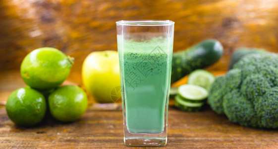 绿色排毒汁羽衣甘蓝叶柠檬苹果生菜黄瓜酸橙等绿色蔬菜复制空间素食汁图片