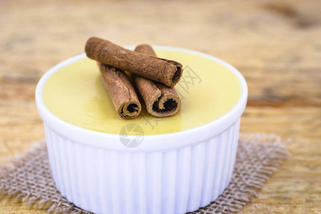 巴西甜奶油状甜点用肉桂腌制玉米慕斯一碗肉桂玉米粥典型的绿色玉米食品美味又便宜的典型和流背景图片