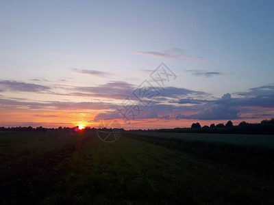 波兰美丽的橙色天空和日落图片